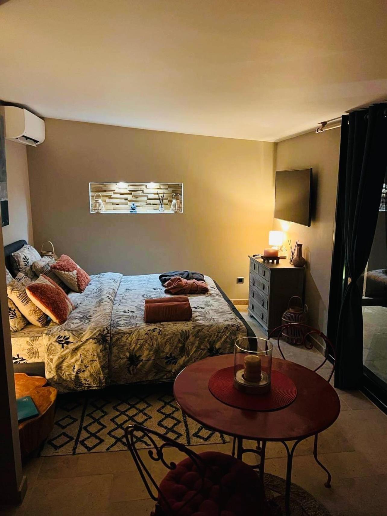 Le Cocoon Lodge Du Gapeau & Massage Solliès-Pont Екстериор снимка