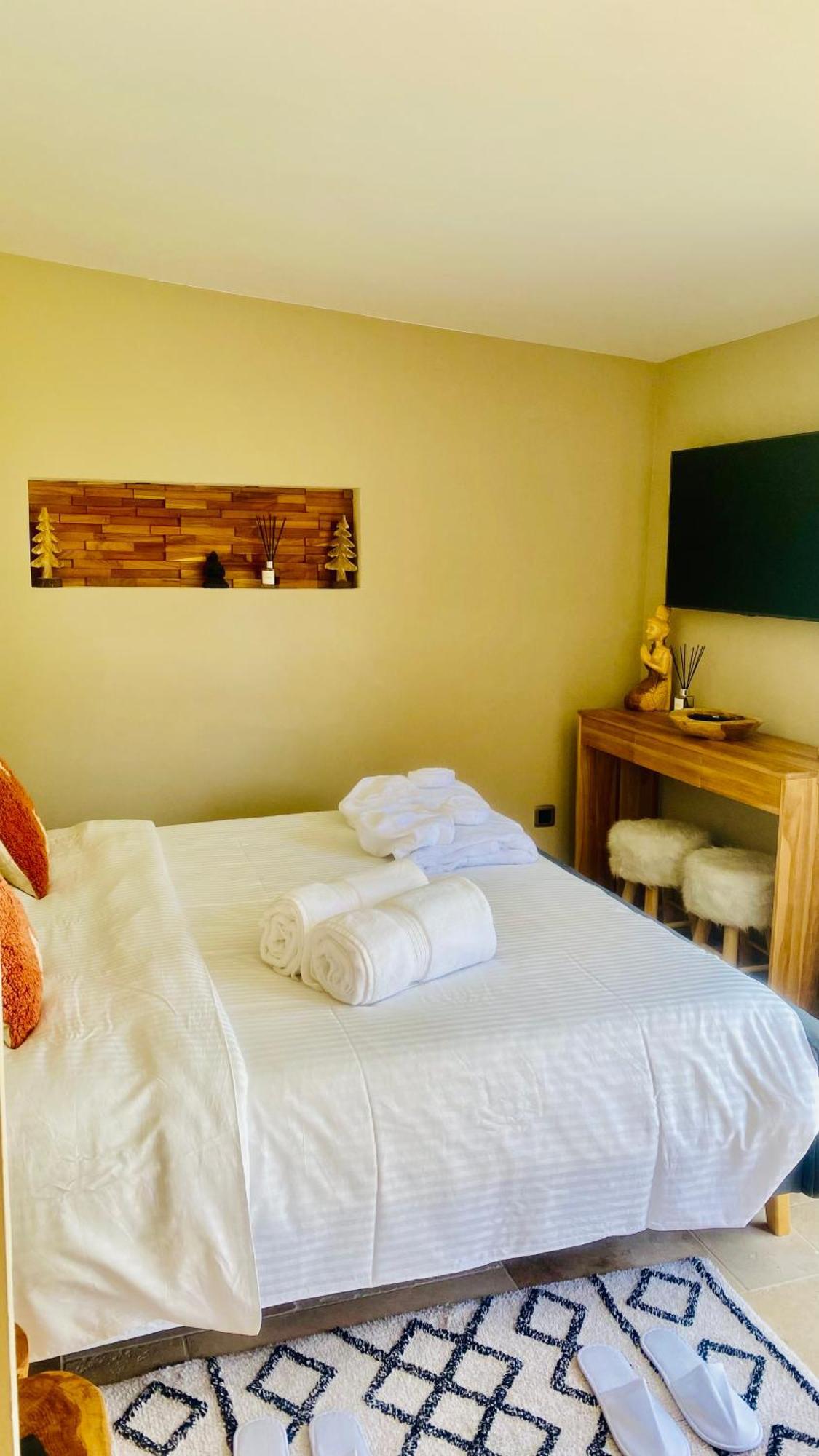 Le Cocoon Lodge Du Gapeau & Massage Solliès-Pont Стая снимка